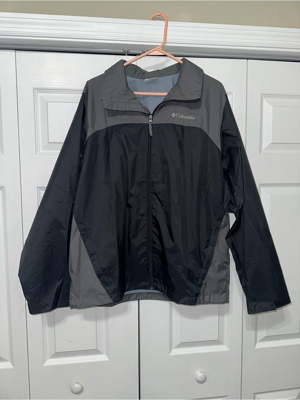 NWOT Columbia Men’s Black & Gray Lightweight Windbreaker Jacket
